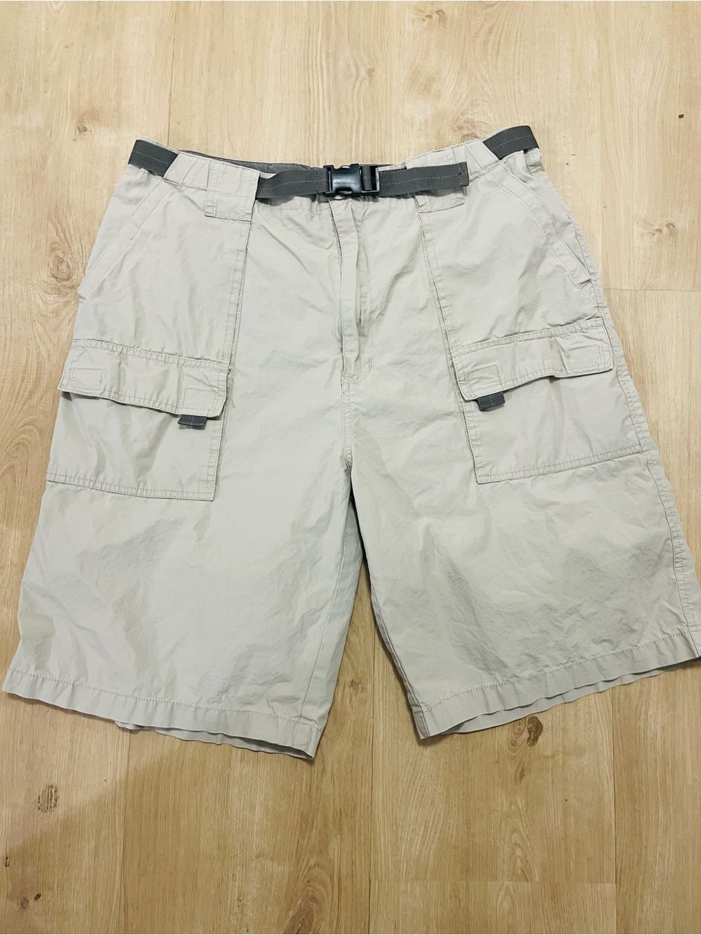 * Y2K era* Mens khaki cargo shorts